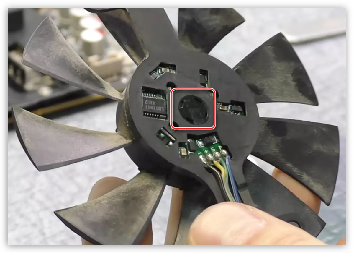 Enchufe protector en el ventilador más fuerte en el sistema de enfriamiento de la tarjeta de video