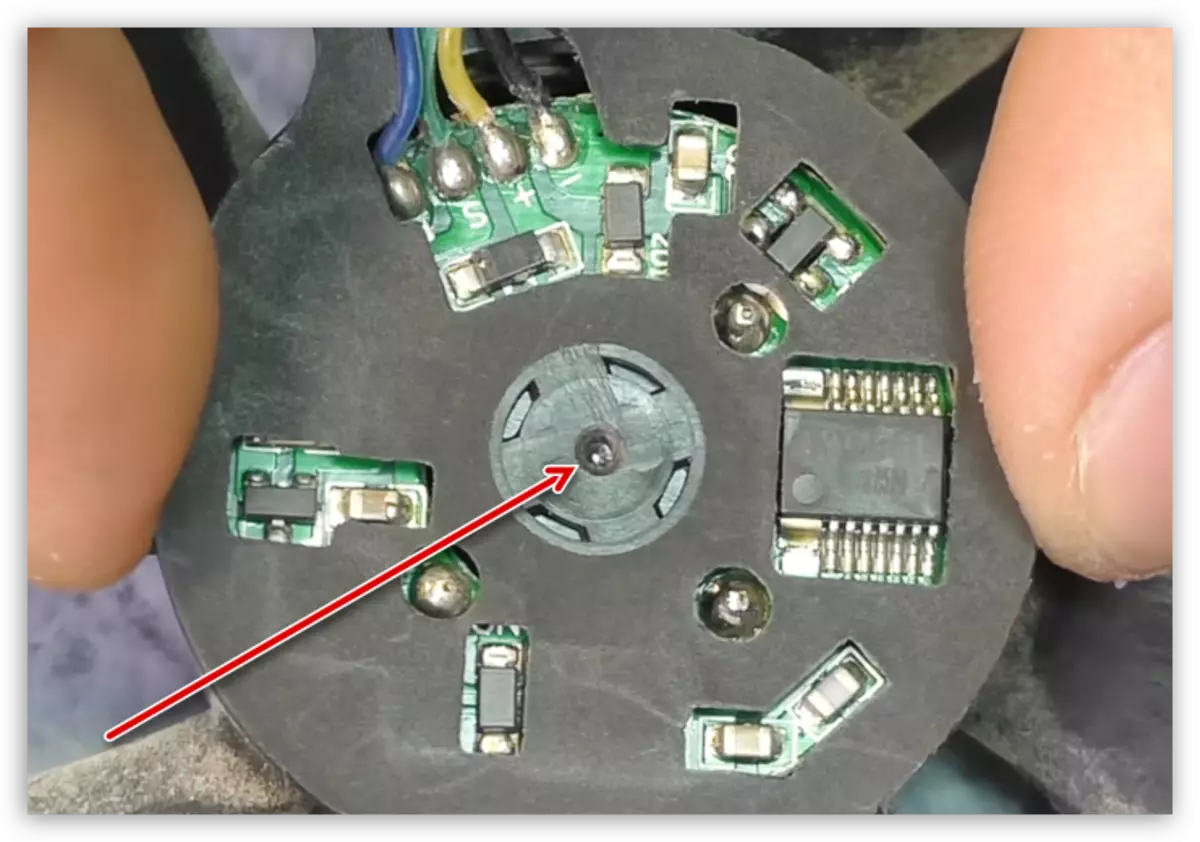 Izrada rupa na dnu ventilatora u sistemu hlađenja video kartice za zamjenu podmazivanja