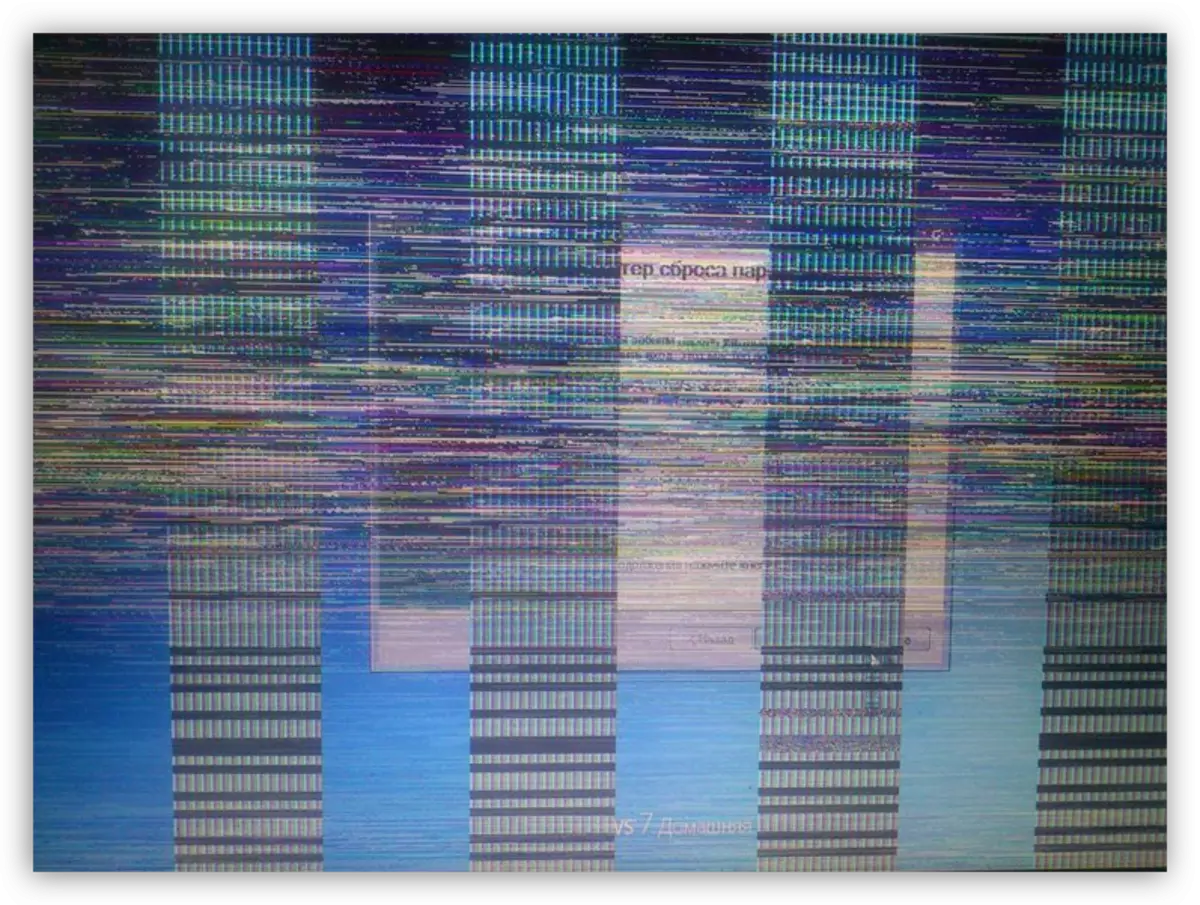 Artefacte pe ecranul monitorului cu o placă video defectă