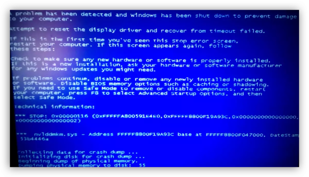 Blå skjerm av død med et feil skjermkort i en datamaskin