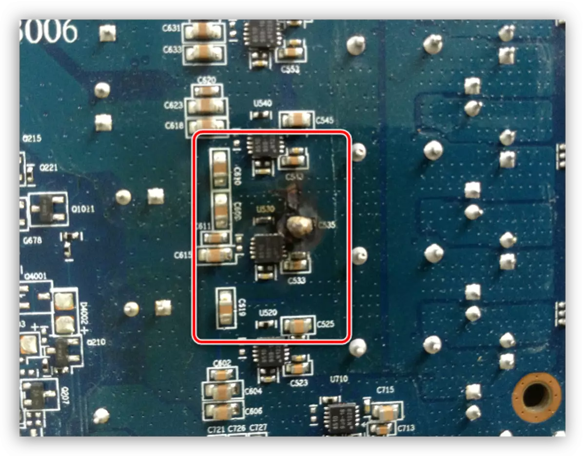 Elementele au scăzut pe placa de circuite imprimate a unei plăci video defecte