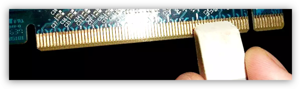 Arızalı bir video kartı üzerinde bir silgi ile temas temizliği