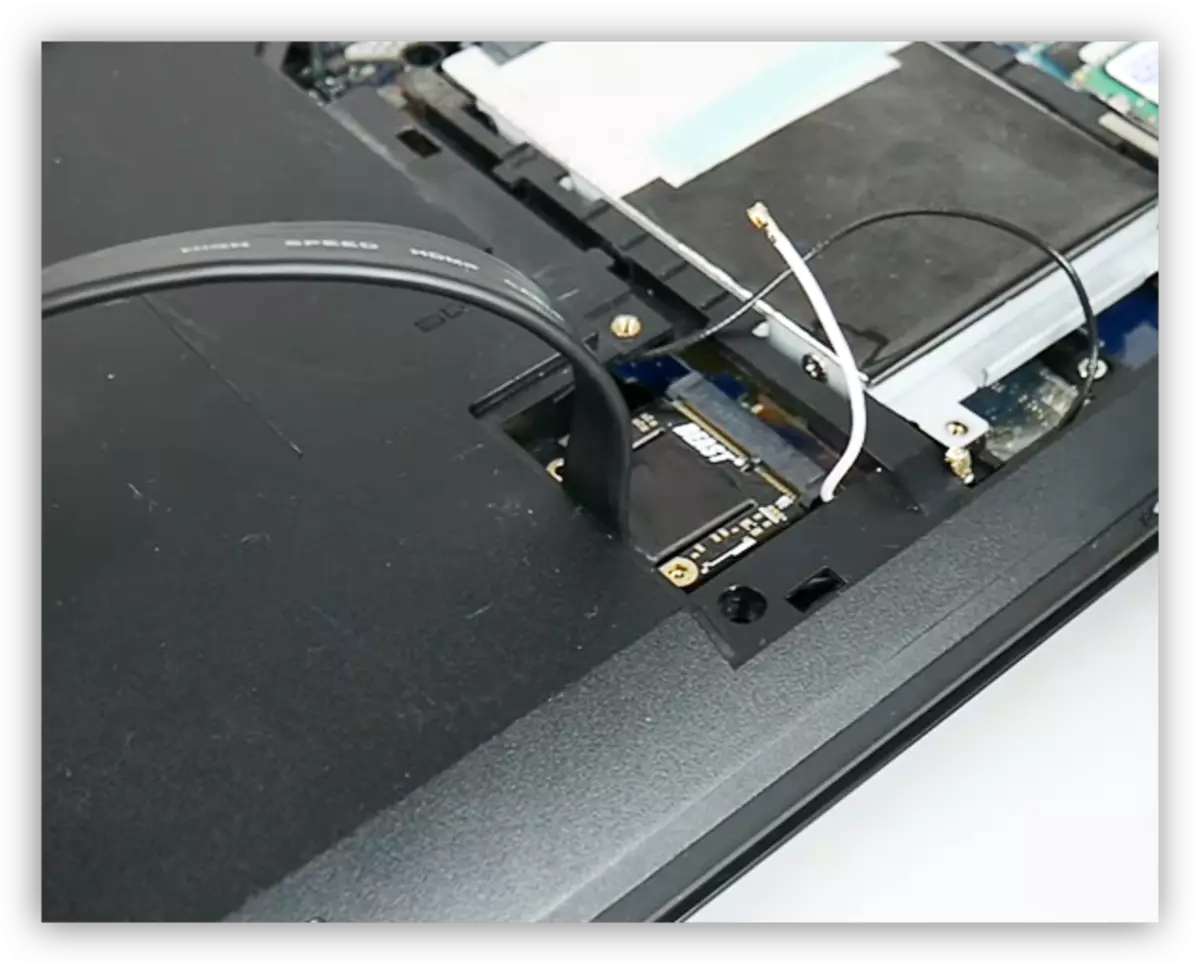 De Video Kabel mat dem MPCI-e Connector vun der Driktioun vun enger externer Videokaart an engem Laptop