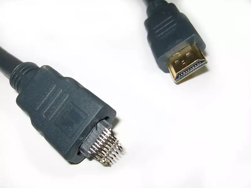 Złamany kabel HDMI.