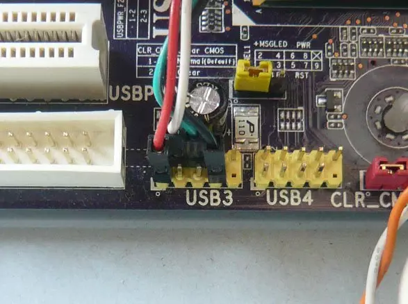 USB ਦੇ ਅਧੀਨ ਸਲਾਟ.