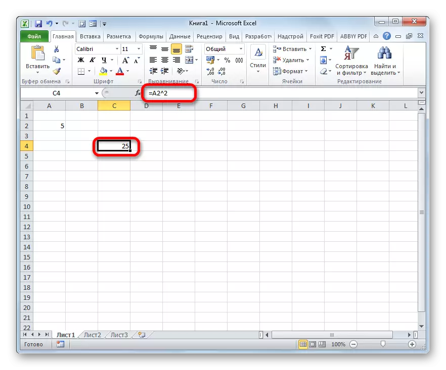 Het resultaat van het vierkant van het nummer in een andere cel in Microsoft Excel