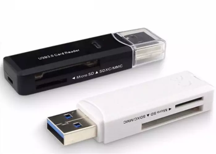 Umfundi wekhadi le-SD ephathekayo e-USB