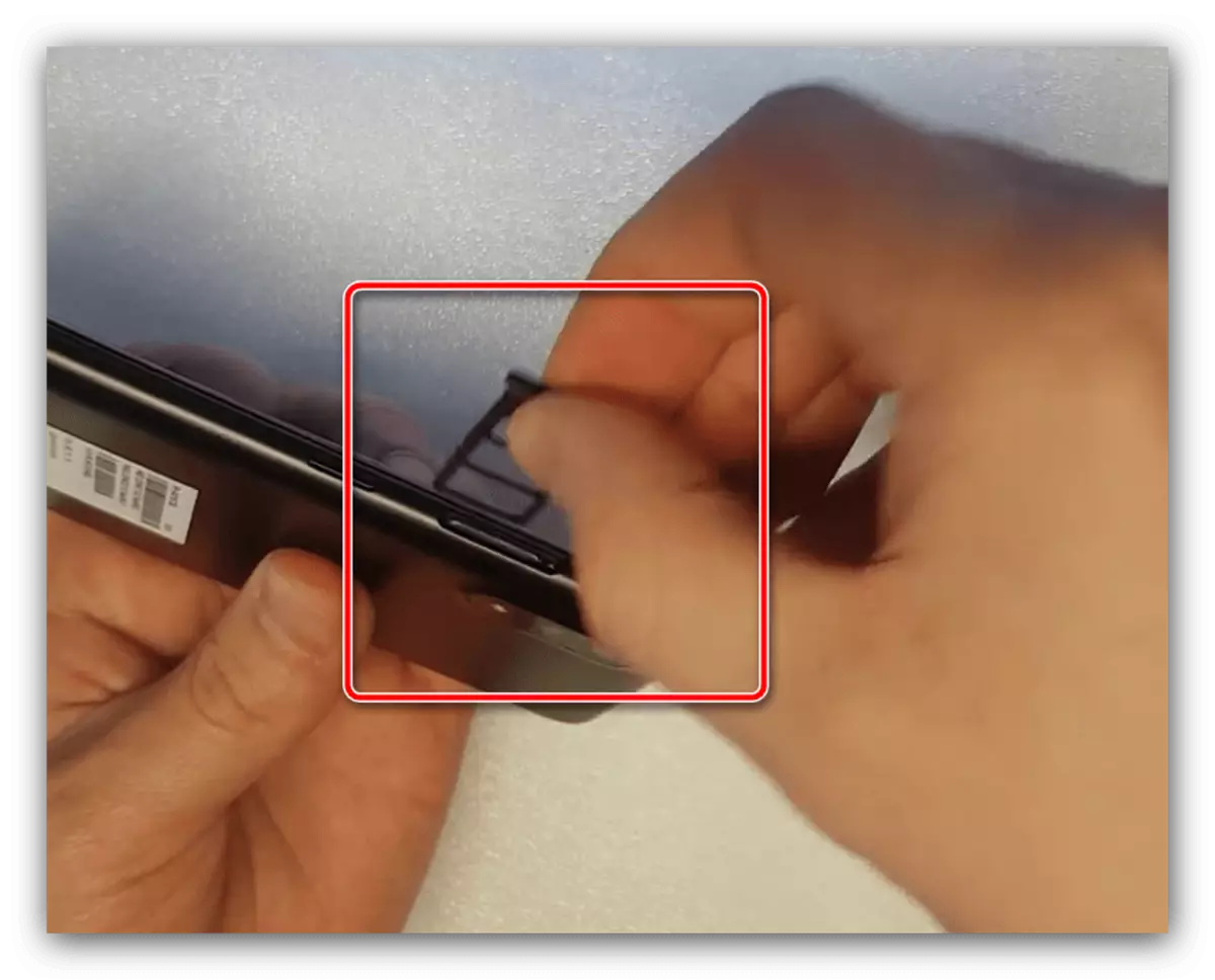 Erfassen Sie ein Tablett vom Telefon, um den Deckel auf Samsung-Telefonen mit einem entfernbaren Element zu öffnen