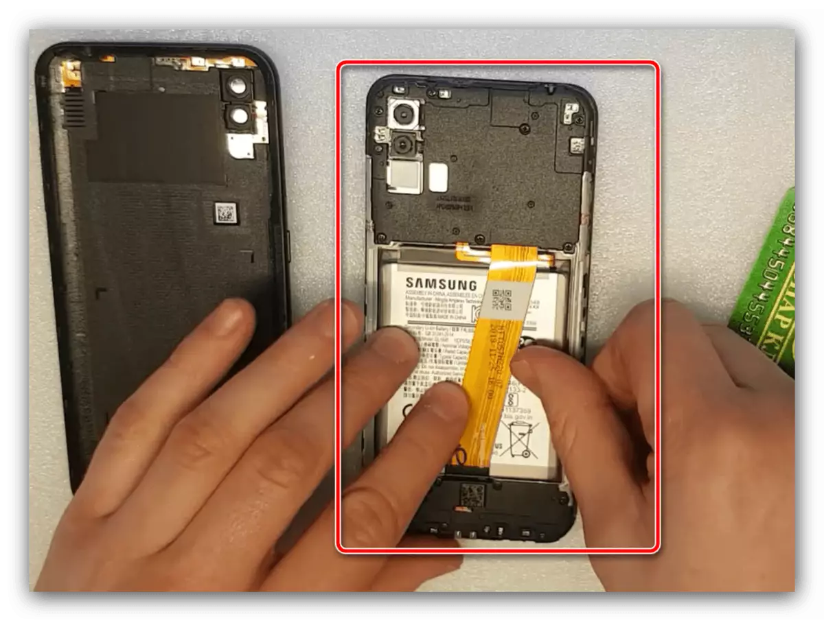 Completion of the procedure for opening the lid on Samsung phones with a removable element