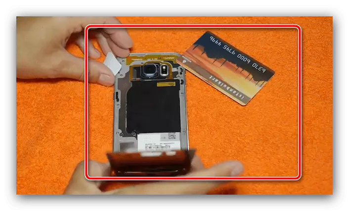 Plotësoni hapjen e kapakut në telefonat Samsung me një element të panjohur