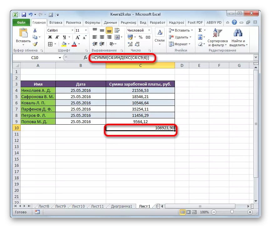 Het resultaat van de combinatie van de functie van de bedragen en de index in Microsoft Excel