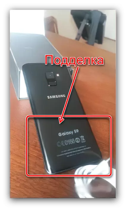 Rigardu la surskribon pri la kazo por kontroli la originalecon de la Samsung-telefono