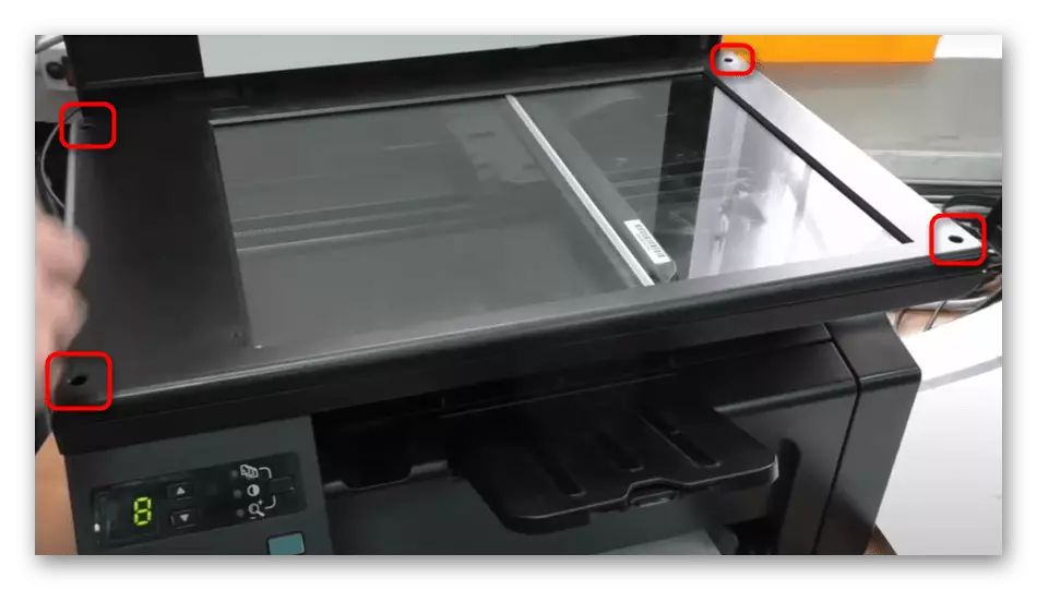 Scoaterea capacului scanerului pentru a rezolva eroarea E8 pe imprimanta HP LaserJet 1132