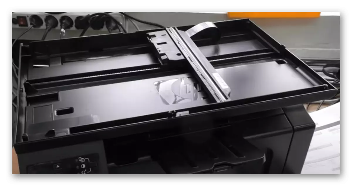 სკანერის გამოჩენა საფარის მოხსნის შემდეგ HP Laserjet 1132 Printer- ზე E8 შეცდომის მოსაგვარებლად