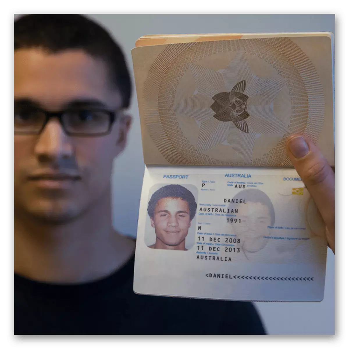 उम्र बदलते समय विवाद का समर्थन करने के लिए एक पासपोर्ट के साथ फोटोग्राफी