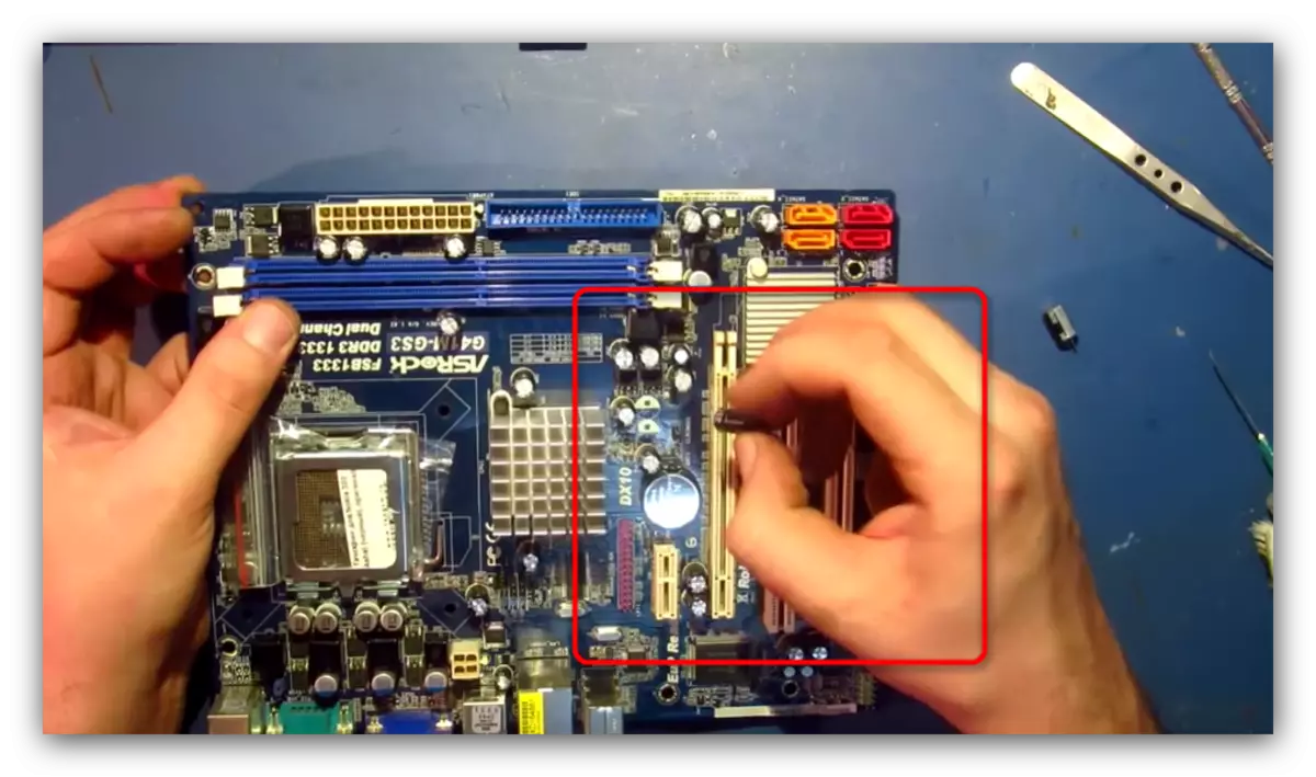 Pasang kapasitor ing motherboard kanggo soldering