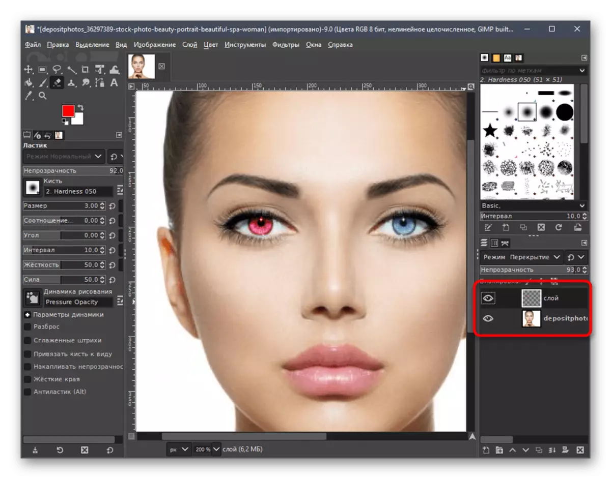 Pemilihan lapisan untuk menggabungkan setelah penciptaan mata merah di foto dalam program GIMP