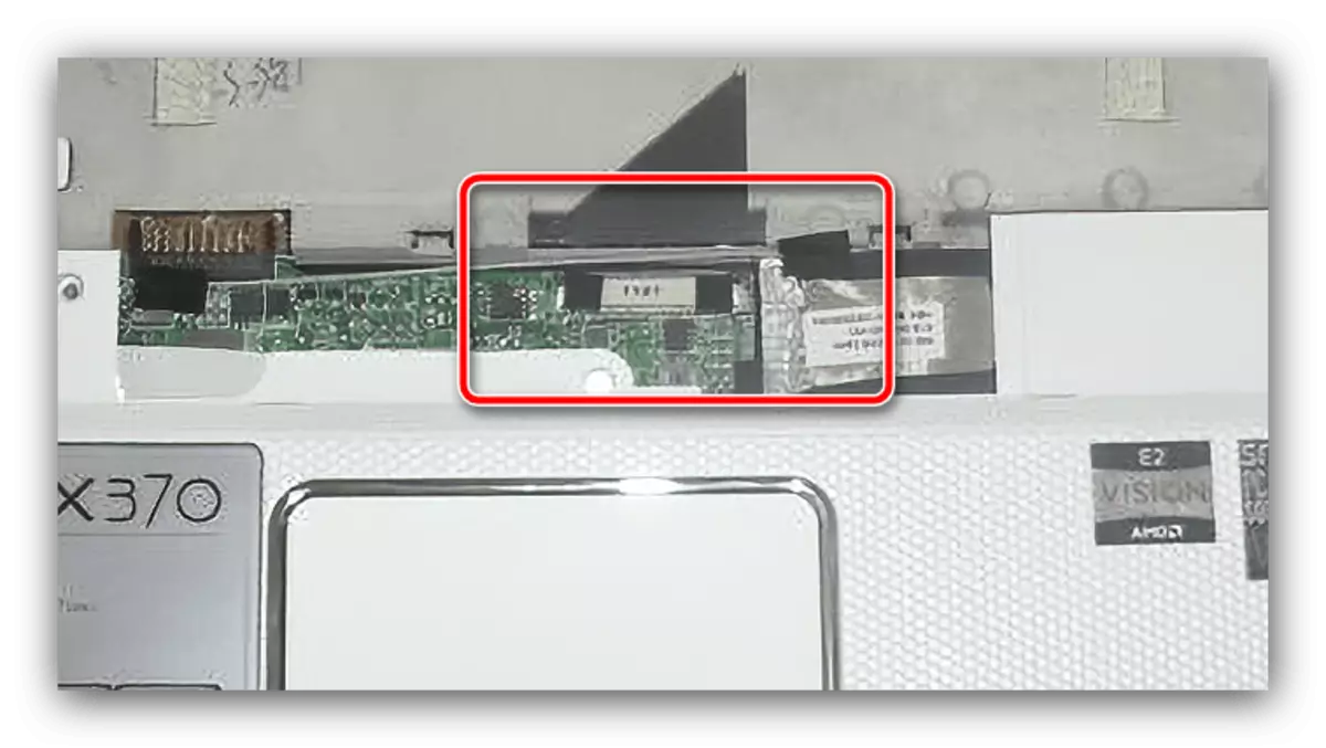 נתק את הלולאה מקלדת כדי לפרק את המחשב הנייד MSI X370 MS-1356