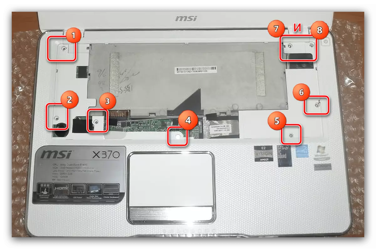 Skru av de øverste panelskruene for å demontere MSI X370 MS-1356 laptop