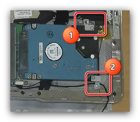 노트북을 분해하기 위해 하드 드라이브 제거 MSI x370 MS-1356