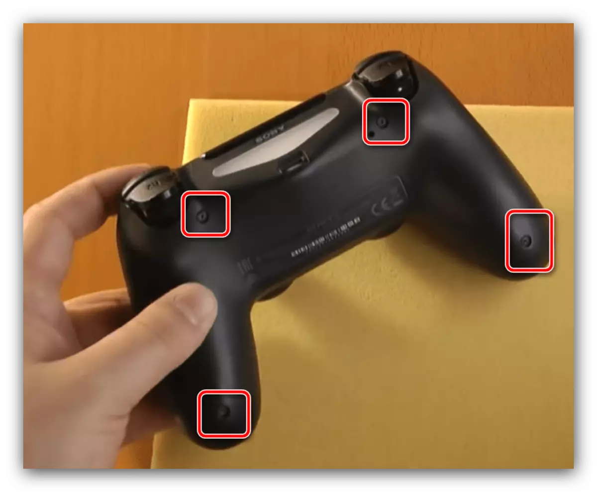 Csavarja ki a fő testcsavarokat a PS4 joystick szétszereléséhez