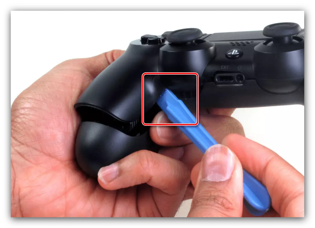 Die erste Methode zum Schütteln von Hälften zum Demontieren des Joysticks PS4