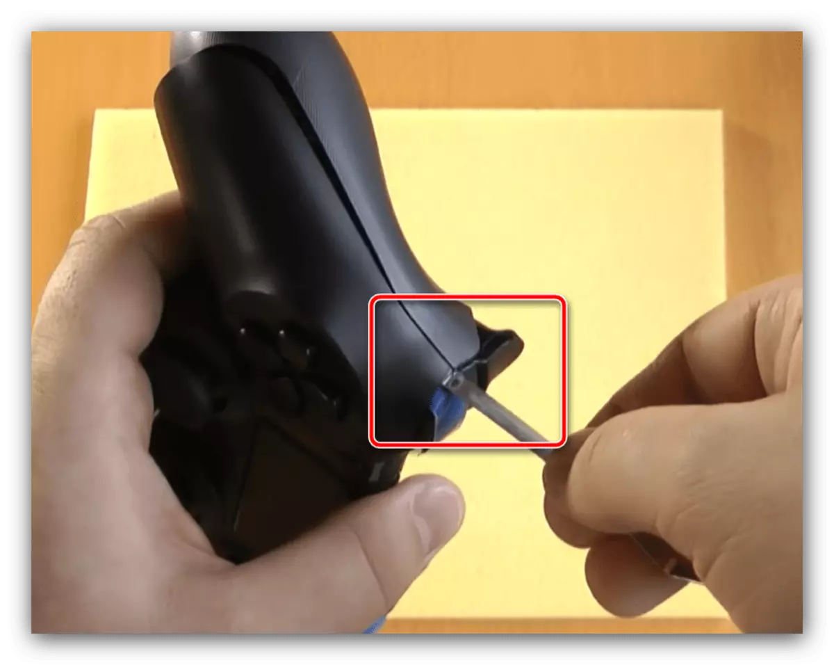 Descascando as fechaduras superiores para desmontagem do primeiro joystick de revisão PS4