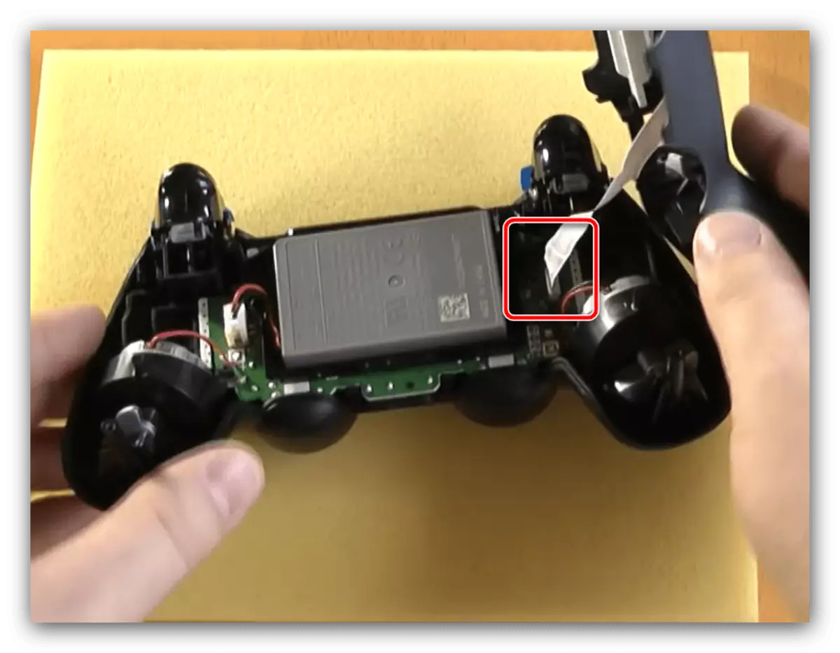 Atvienojiet LED cilpu, lai izjauktu pirmo pārskatīšanas kursorsviru PS4