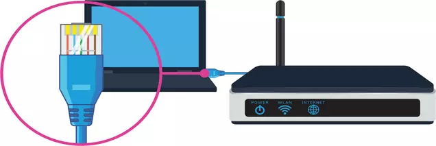Conexión de un cable LAN a una computadora portátil después de conectarse al enrutador