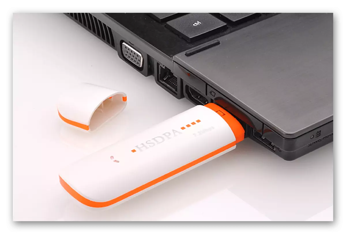 మరింత ఆకృతీకరణకు కంప్యూటర్కు ZTE USB మోడెమ్ను కనెక్ట్ చేస్తోంది.