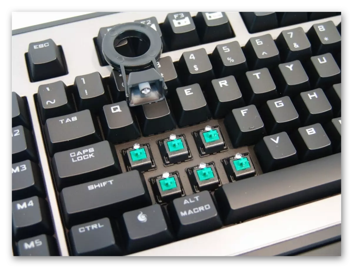 Menghapus tutup keyboard mekanis ketika penuh dengan pembongkaran
