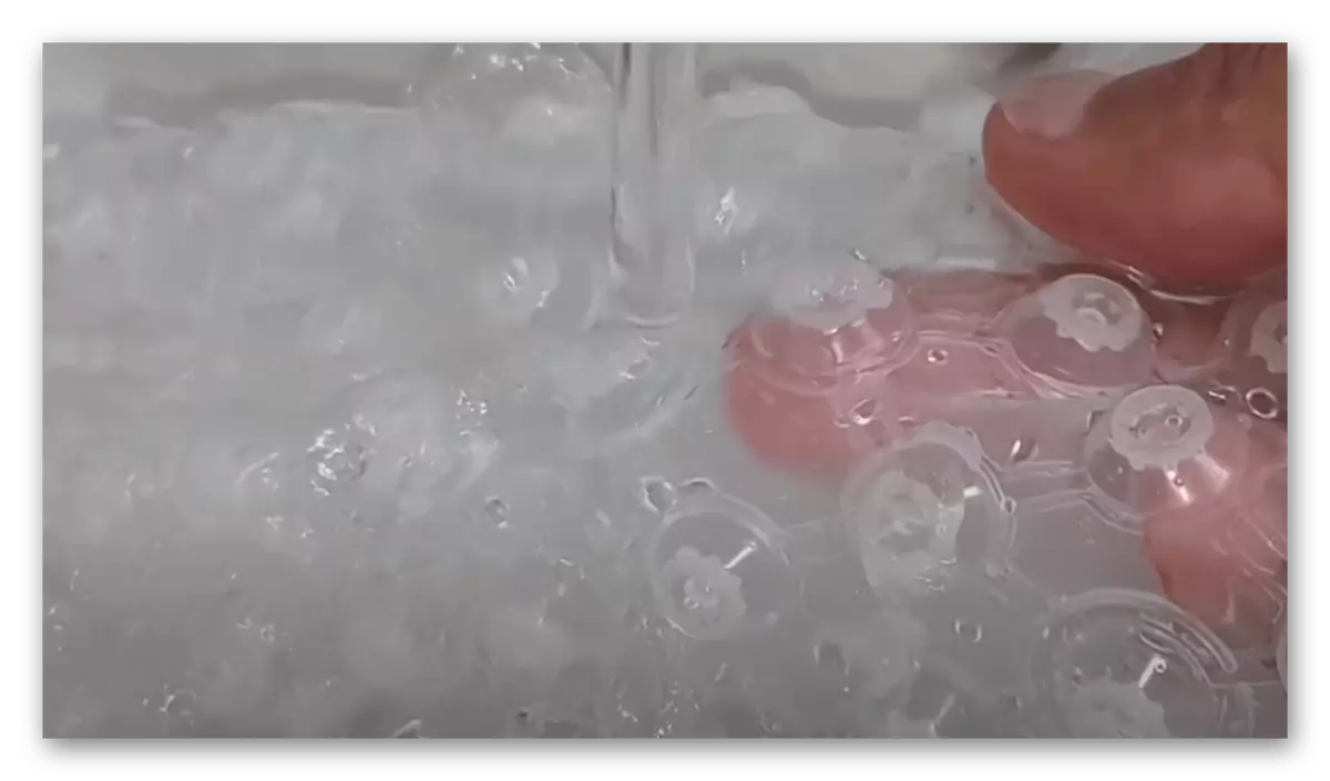 Proplachování membránové vrstvy klávesnice pod tekoucí vodou