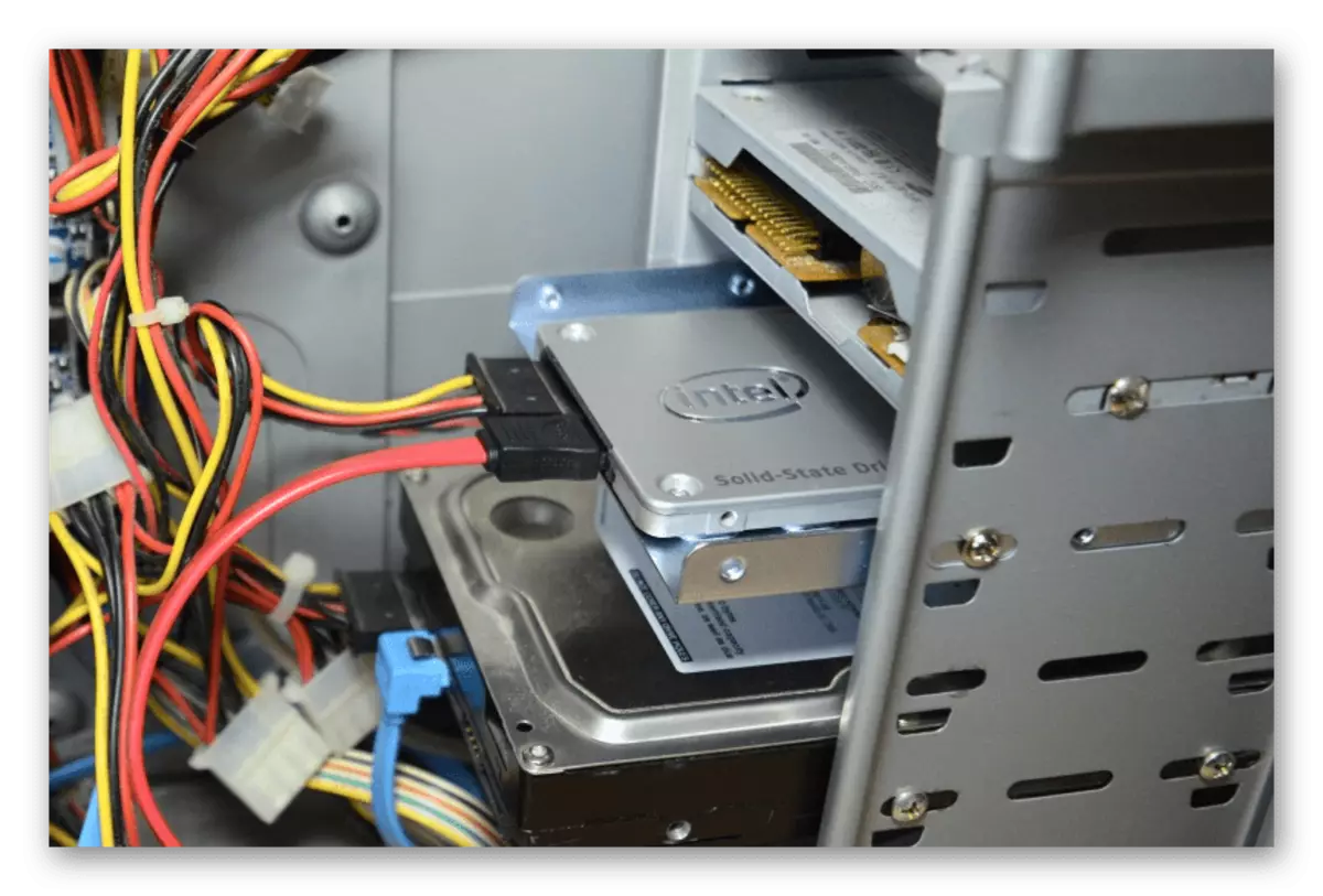 In der SSD-Antriebssystemeinheit installiert