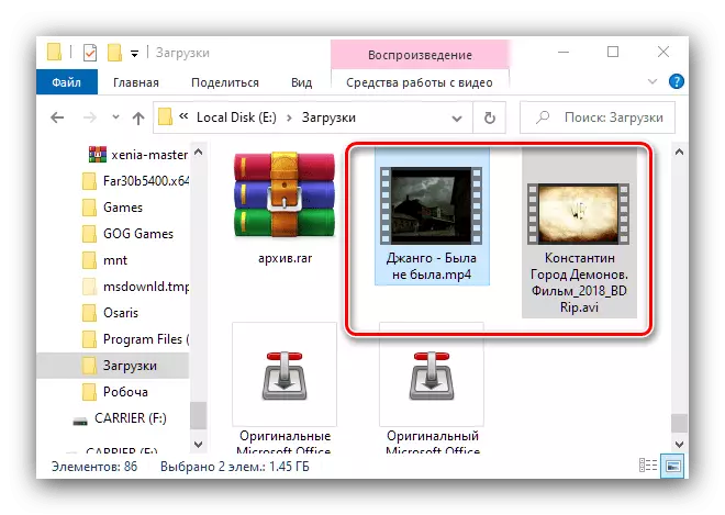 Pumili ng mga file para sa pag-download ng isang pelikula sa isang USB Flash Drive System Tools