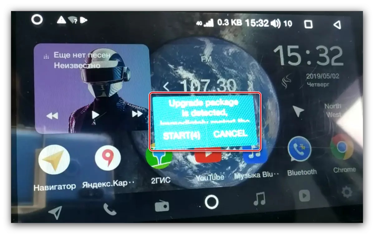 Începutul unui upgrade automat pentru a actualiza firmware-ul pe mașina de mașină Android