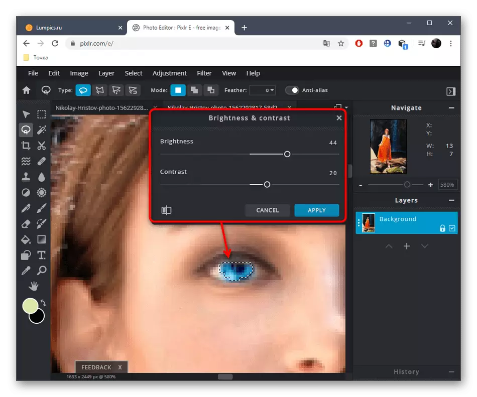 Настройка на яркостта и контраста на очите, за да промените цвета чрез Pixlr онлайн услуга