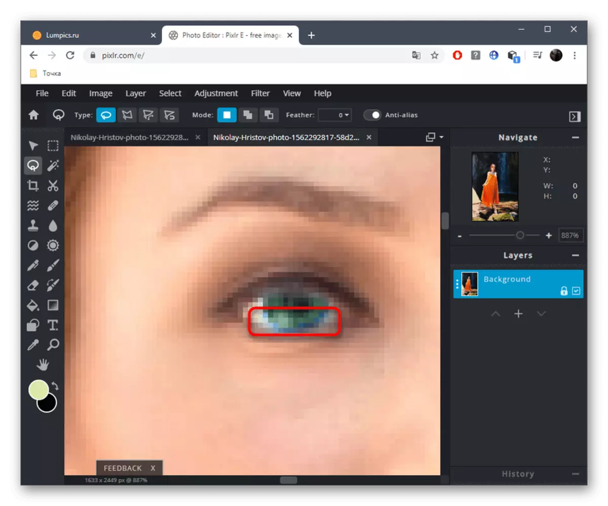 Kontrollerer resultatet av å endre fargen på øynene gjennom online-tjenesten Pixlr