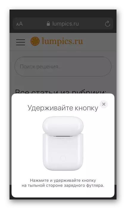 Premante la butonon sur la malantaŭo de la Airpods-kazo por konektiĝi al la iPhone