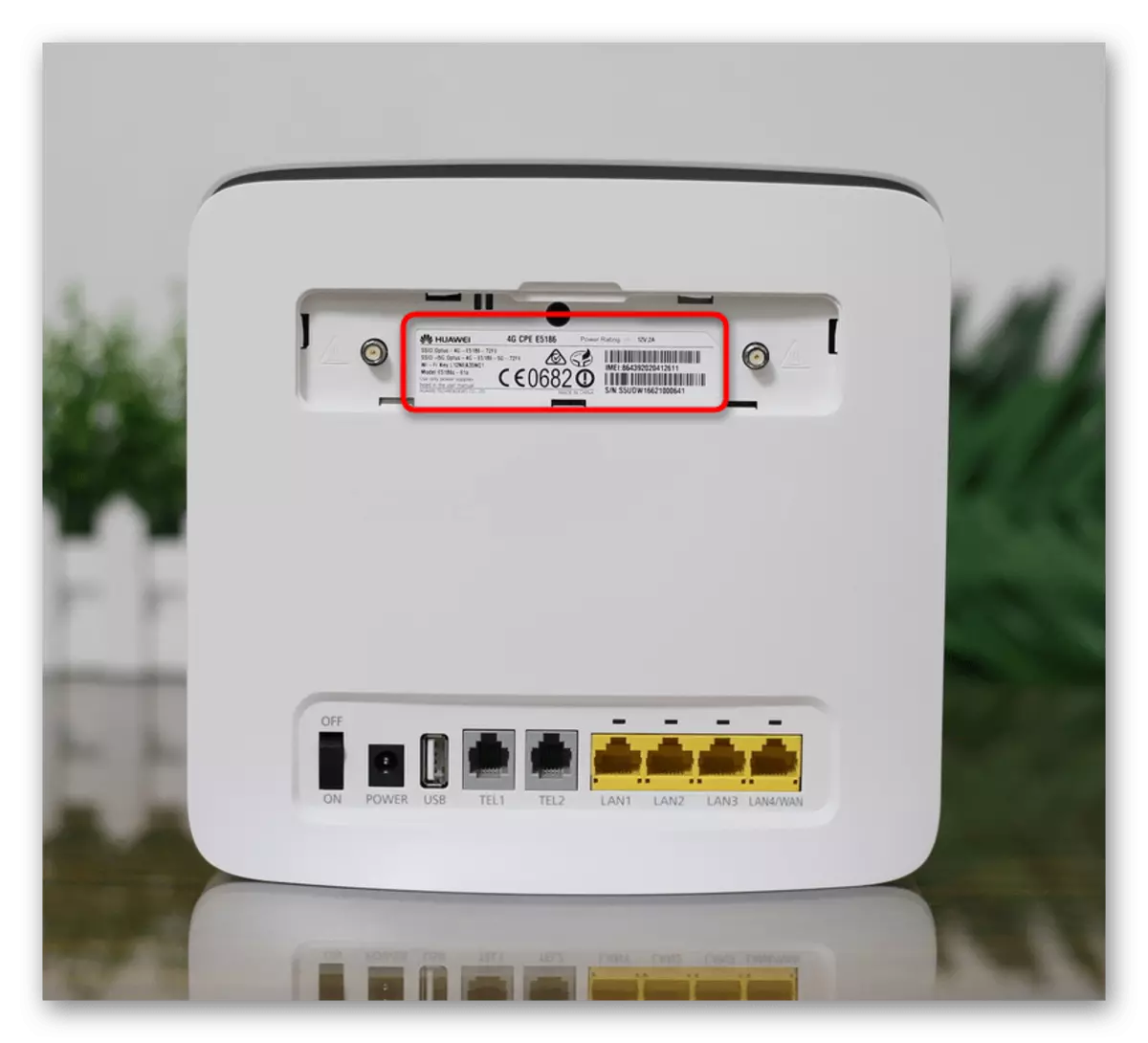 Studerar klistermärken på en router från MTS innan du ansluter den till en dator via Wi-Fi