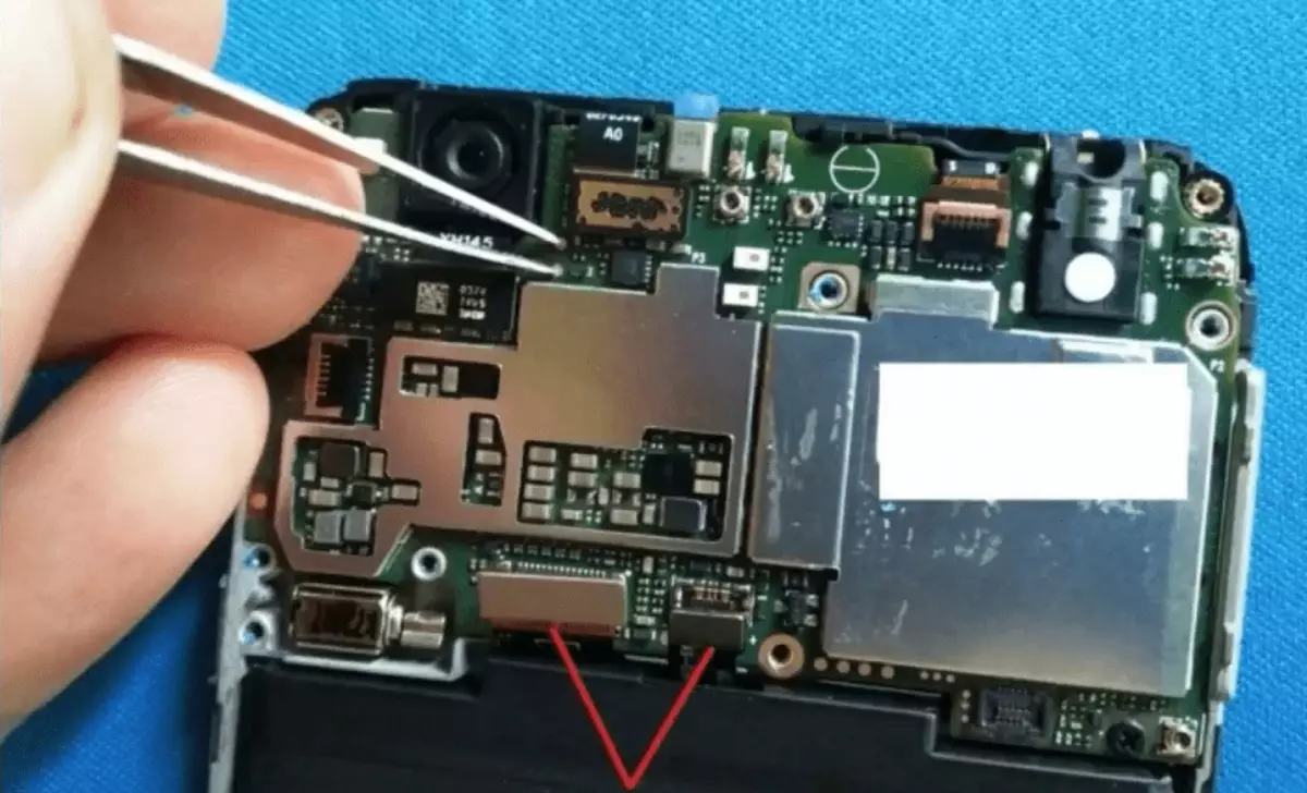 Xiaomi Redmi 4x Test Punt fuq il-motherboard huwa kkonfigurat biex jaqilbu għall-modalità EDL