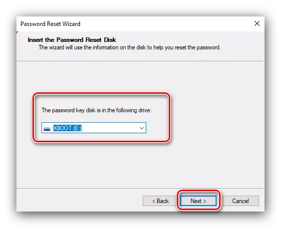 Pilih USB flash drive untuk menggunakan disk Windows 10 Password Recovery
