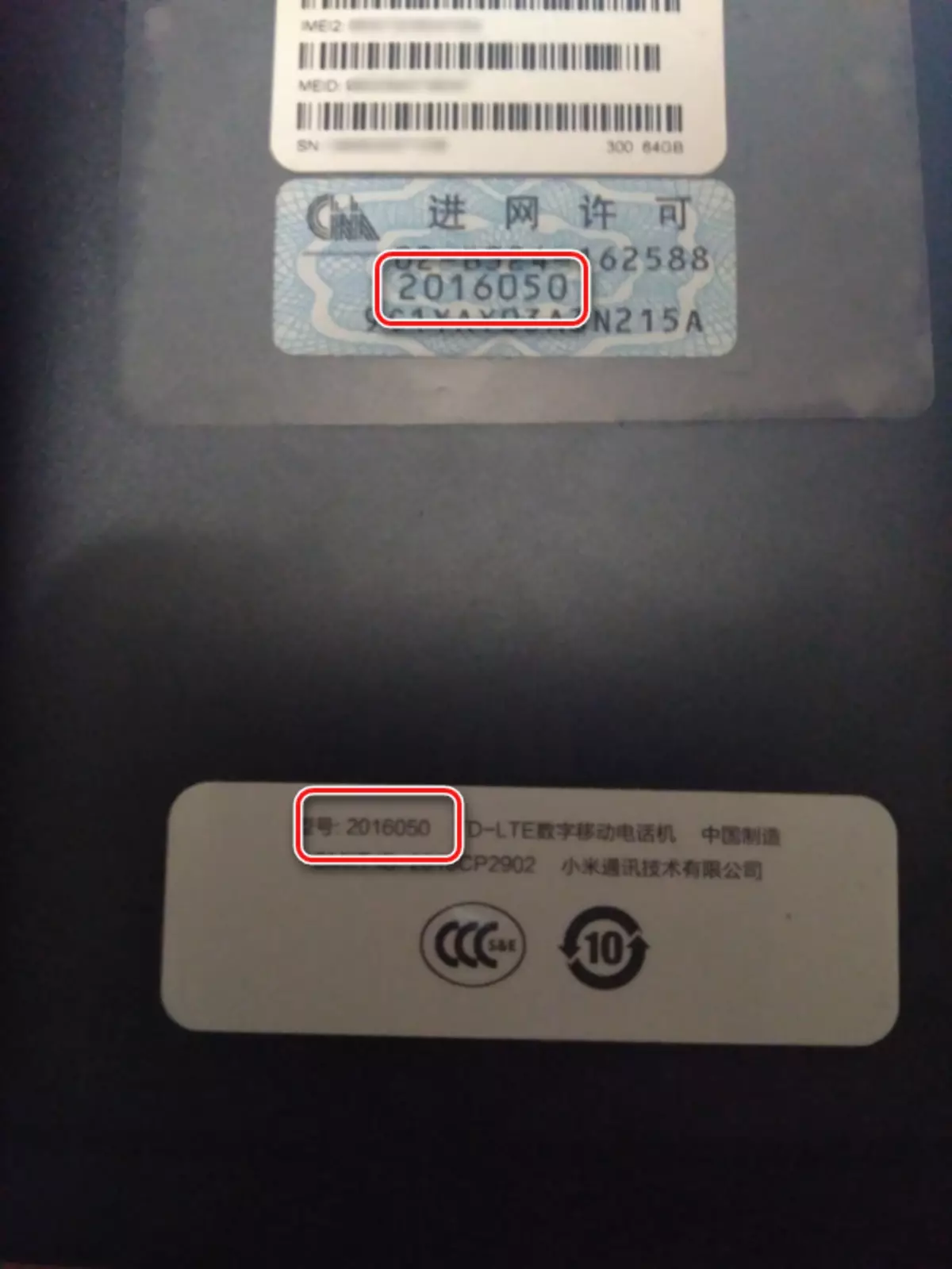 Xiaomi Redmi Nota 4 Definisie van die weergawe van die plakker op die smartphone-behuising