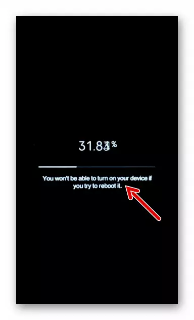 Xiaomi Redmi 4 Telefon ekranida Mi Flash Pro-dagi dasturiy ta'minot jarayonini namoyish etish