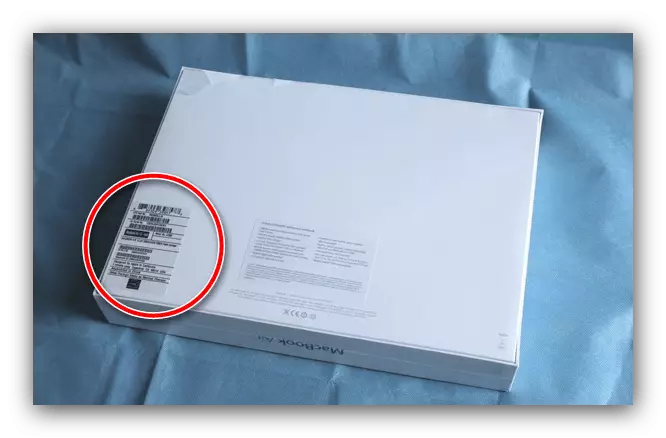 Pagkuha ng isang serial room ng MacBook mula sa mga kahon ng pagpapatunay