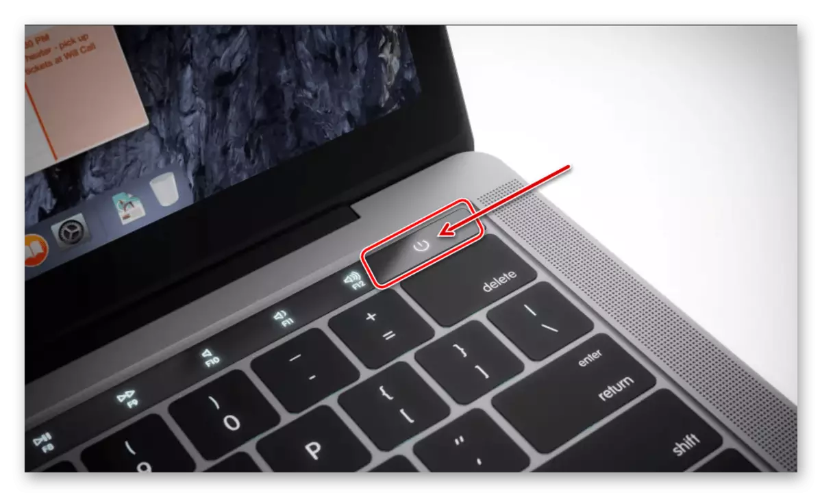 Копчето за напојување на MacBook за да го вклучите, исклучете го и рестартирање