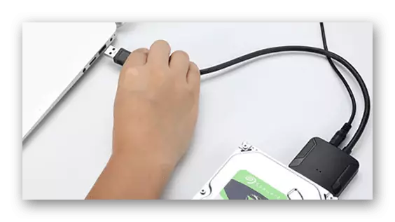 Ichki qattiq diskni yo'riqnomaga Sata-USB adapteri orqali ulash