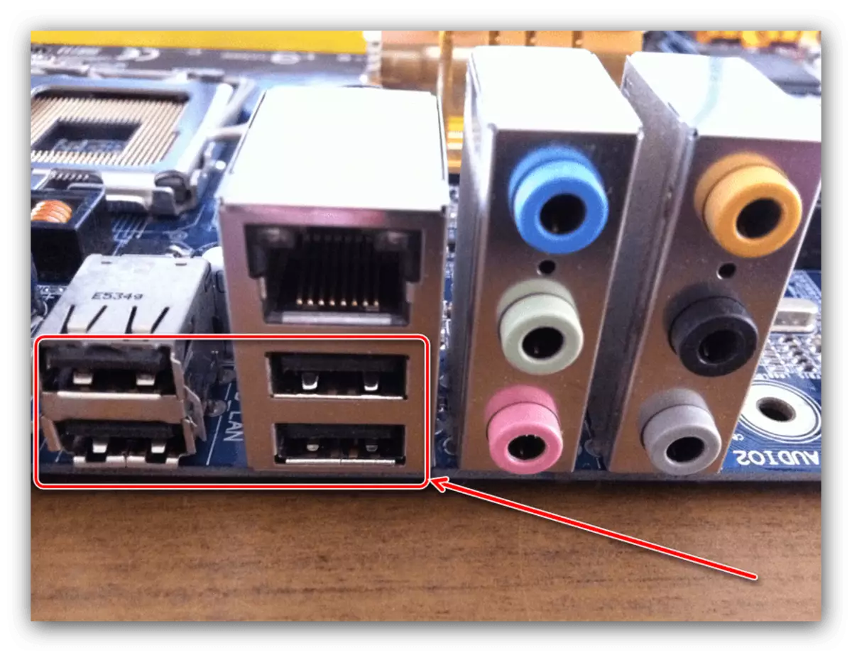 మీడియా డ్రైవర్ను పరిష్కరించడానికి అంతర్నిర్మిత USB పోర్టులను ఉపయోగించడం