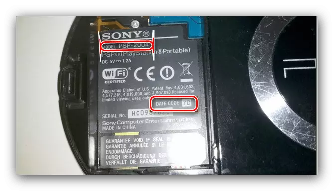 Налепница укажува на моделот и датуми PSP пред фирмверот CFW