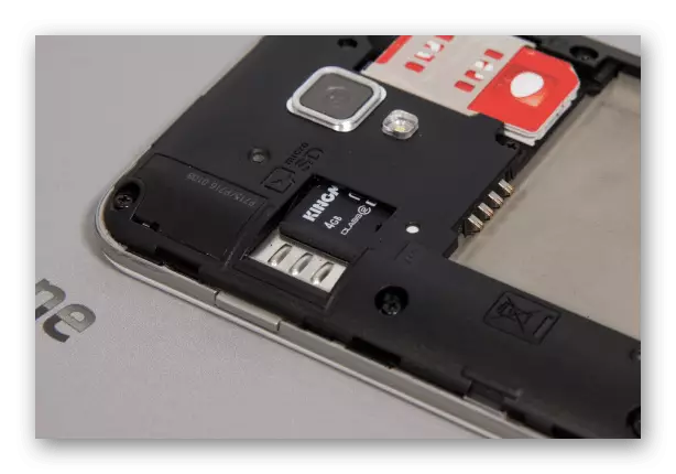 在手機上存儲卡下的示例插槽
