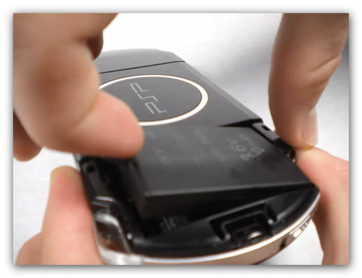 PSP बाट अलग चार्ज गर्न ब्याट्री तान्नुहोस्